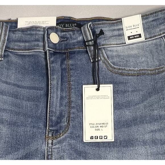 Judy Blue Shorts Large Med Wash Mid Rise Stretch Raw Hem JB15251 New With Tags - Picture 3 of 7
